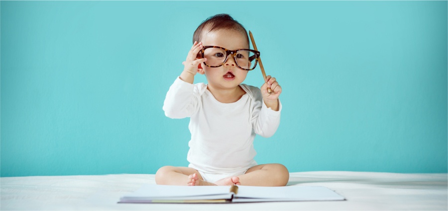 Photo d'un bébé portant des lunettes et des couches écologiques